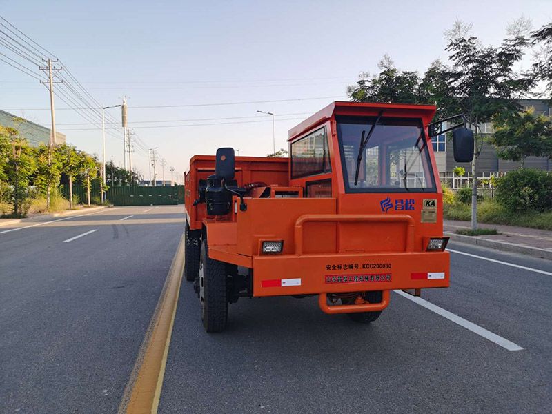 12噸四驅(qū)礦用運(yùn)輸車